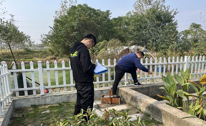 鄉(xiāng)鎮(zhèn)污水處理設(shè)備水質(zhì)檢測(cè)：人工檢測(cè)好還是在線監(jiān)測(cè)好？